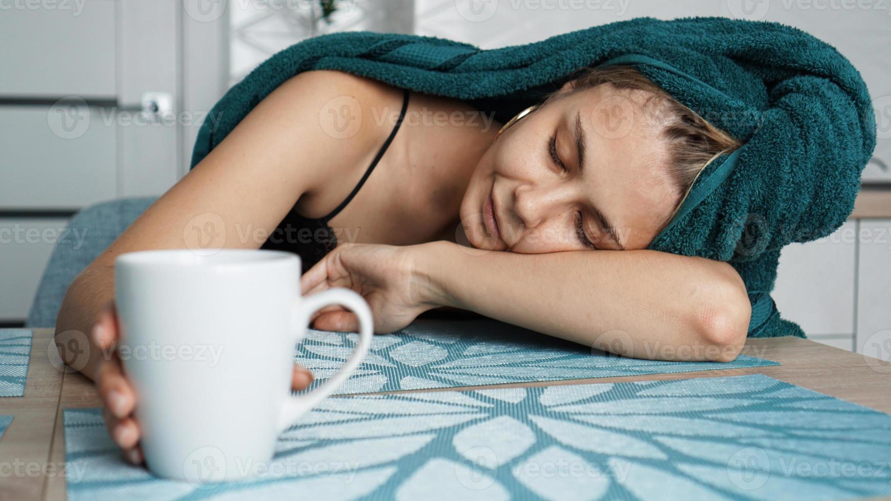 femme fatiguée qui dort sur la table. matin endormi paresseux photo