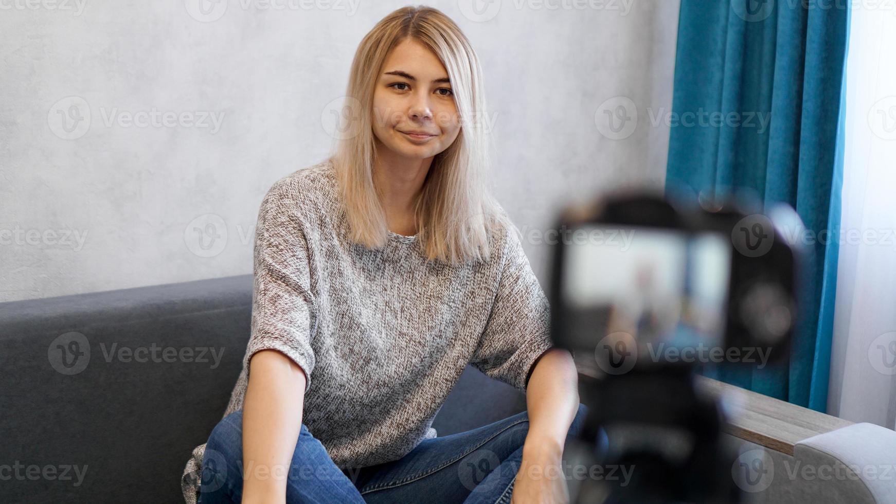 jeune et intelligent. belle jeune femme lors de l'enregistrement vidéo photo