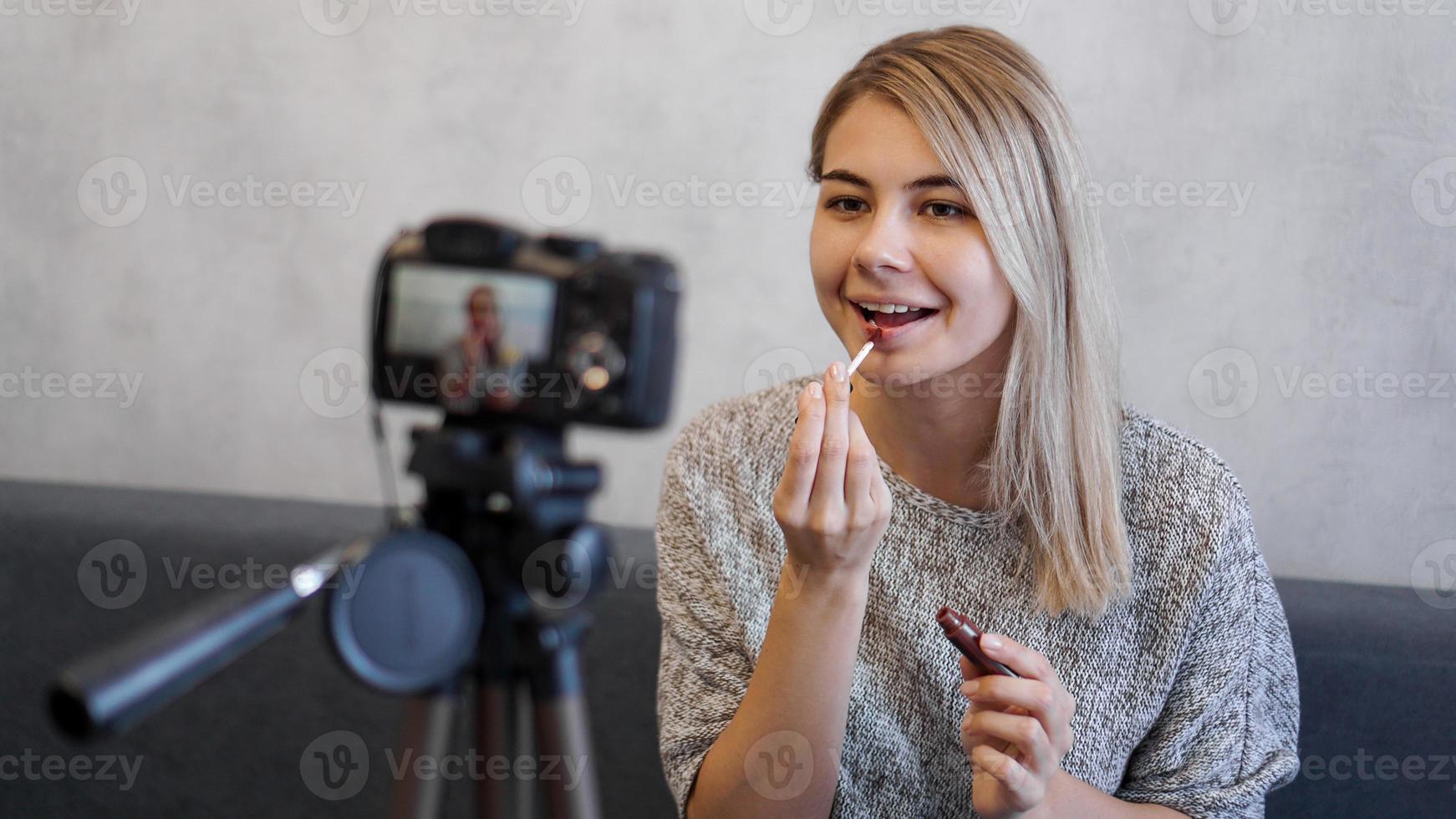 une blogueuse beauté ou une blogueuse vidéo raconte et montre comment se maquiller photo