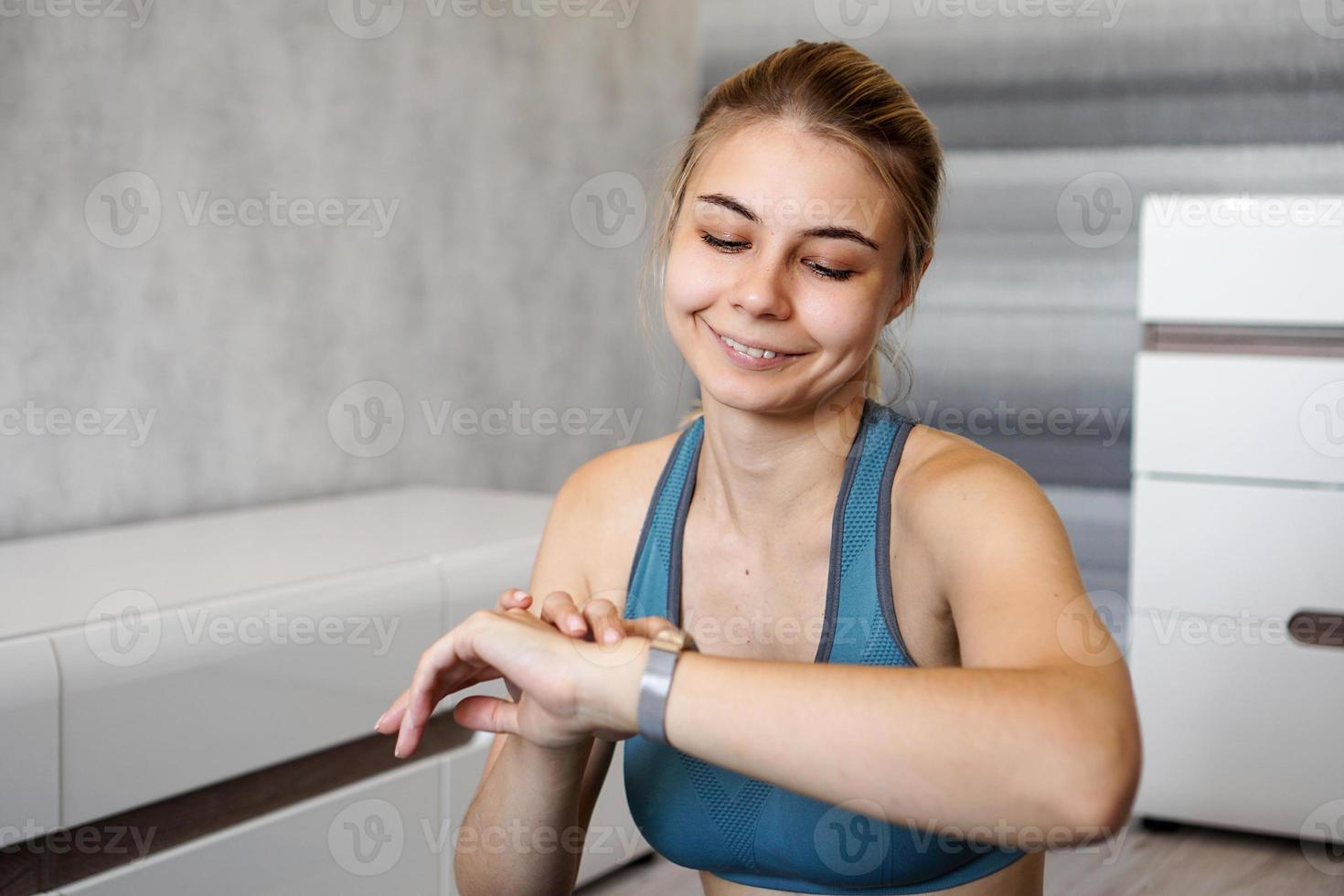 portrait de jeune femme vérifiant le tracker de fitness numérique photo