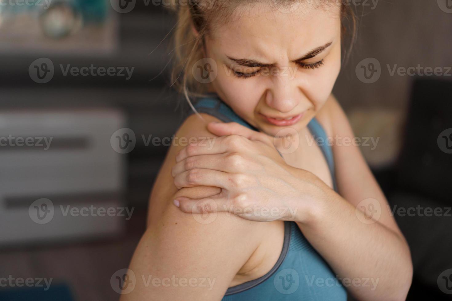 les femmes portant des combinaisons de sport ressentent une douleur à l'épaule après l'exercice photo