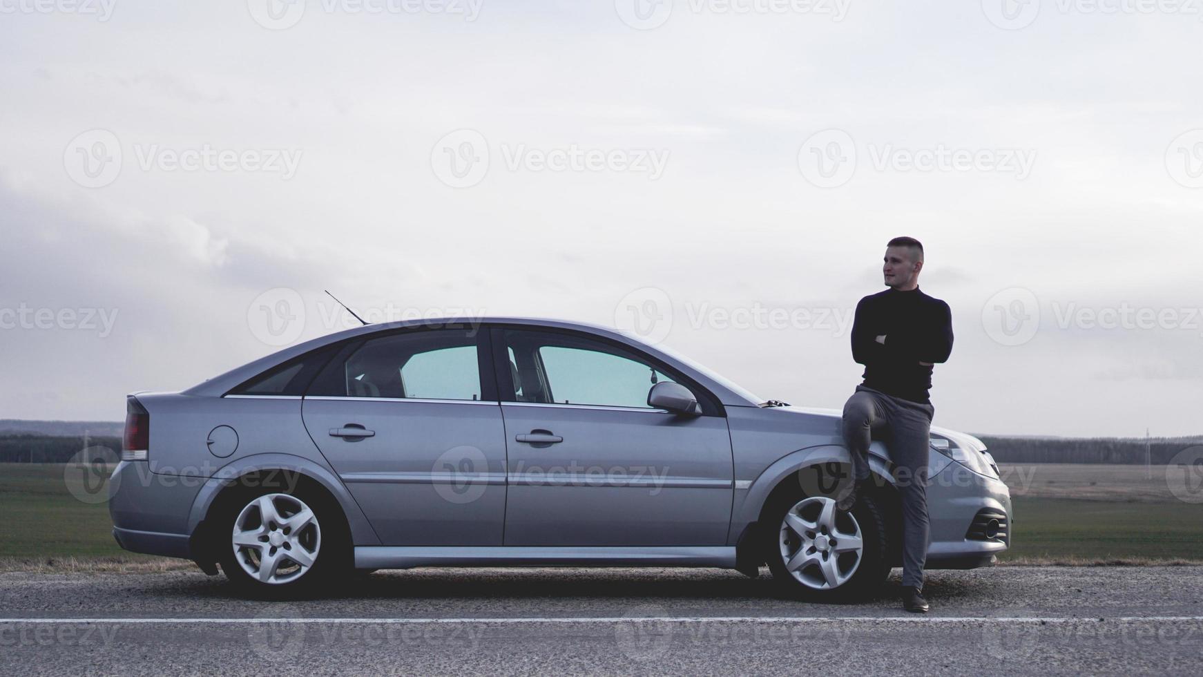 bel homme près de la voiture. vie luxueuse. photo