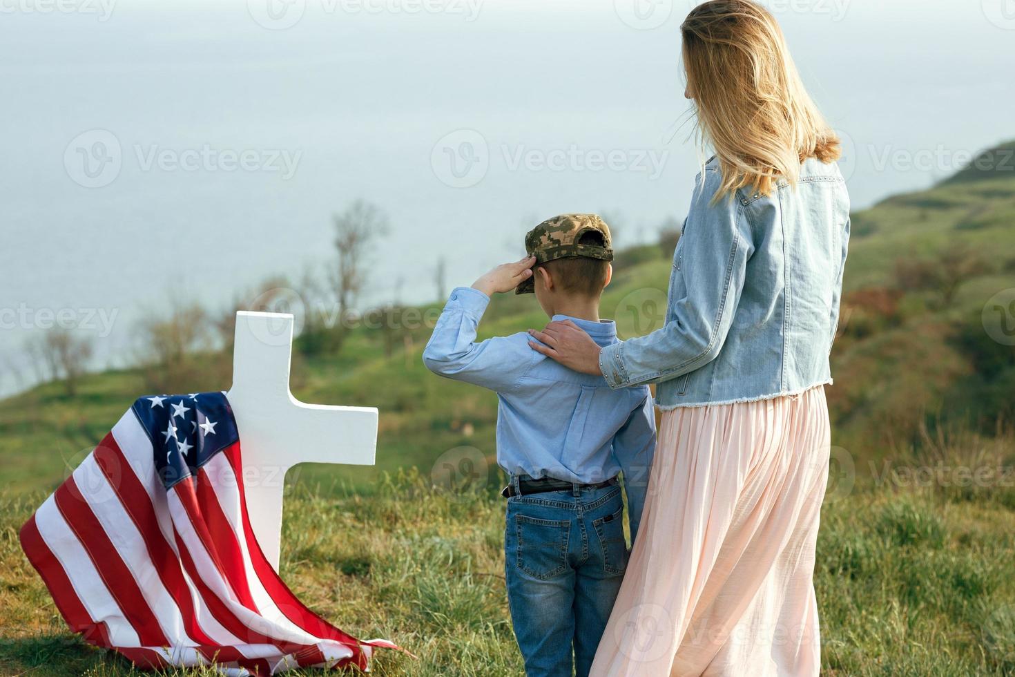 maman et fils ont visité la tombe du père le jour du souvenir photo