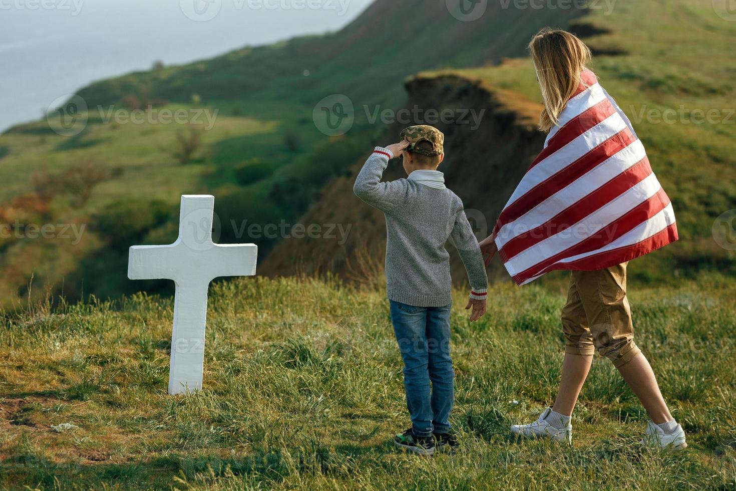 maman et fils ont visité la tombe du père le jour du souvenir photo