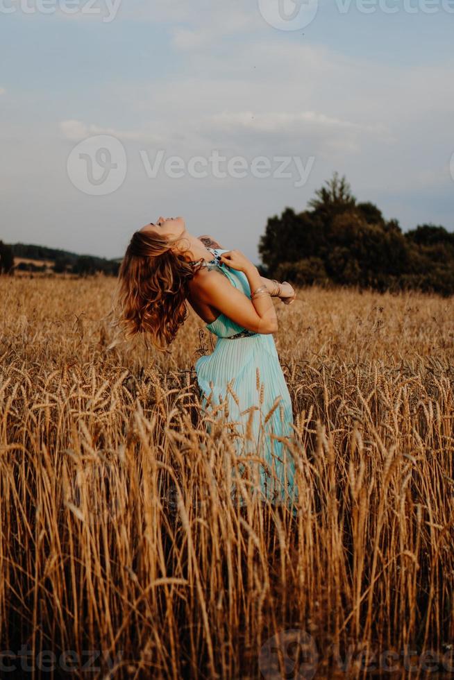 belle jeune femme dansant sur le terrain photo