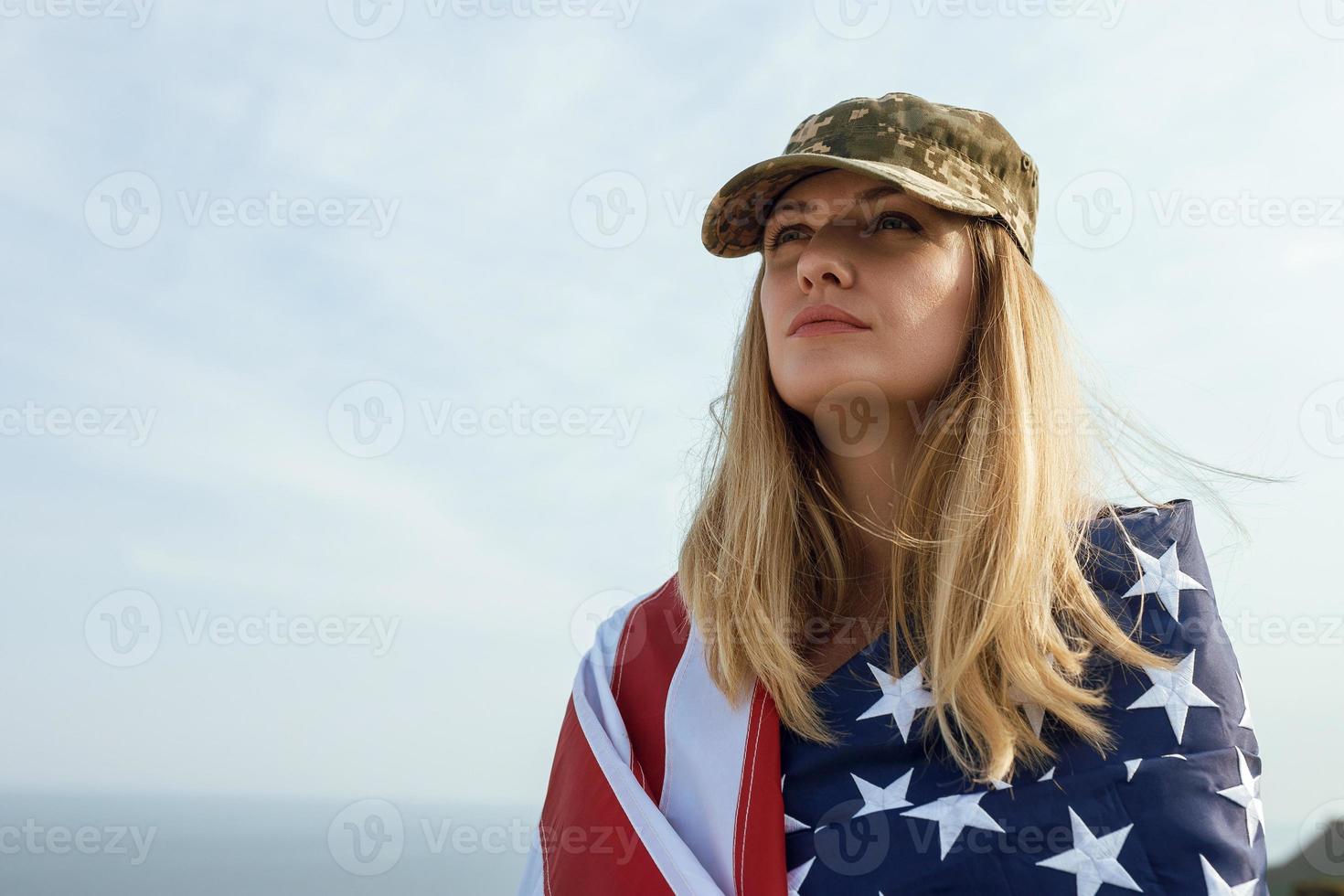 femme civile dans la casquette militaire de son mari photo