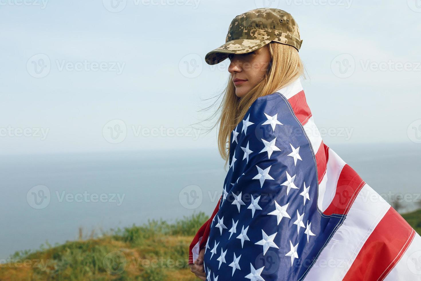 femme civile dans la casquette militaire de son mari photo