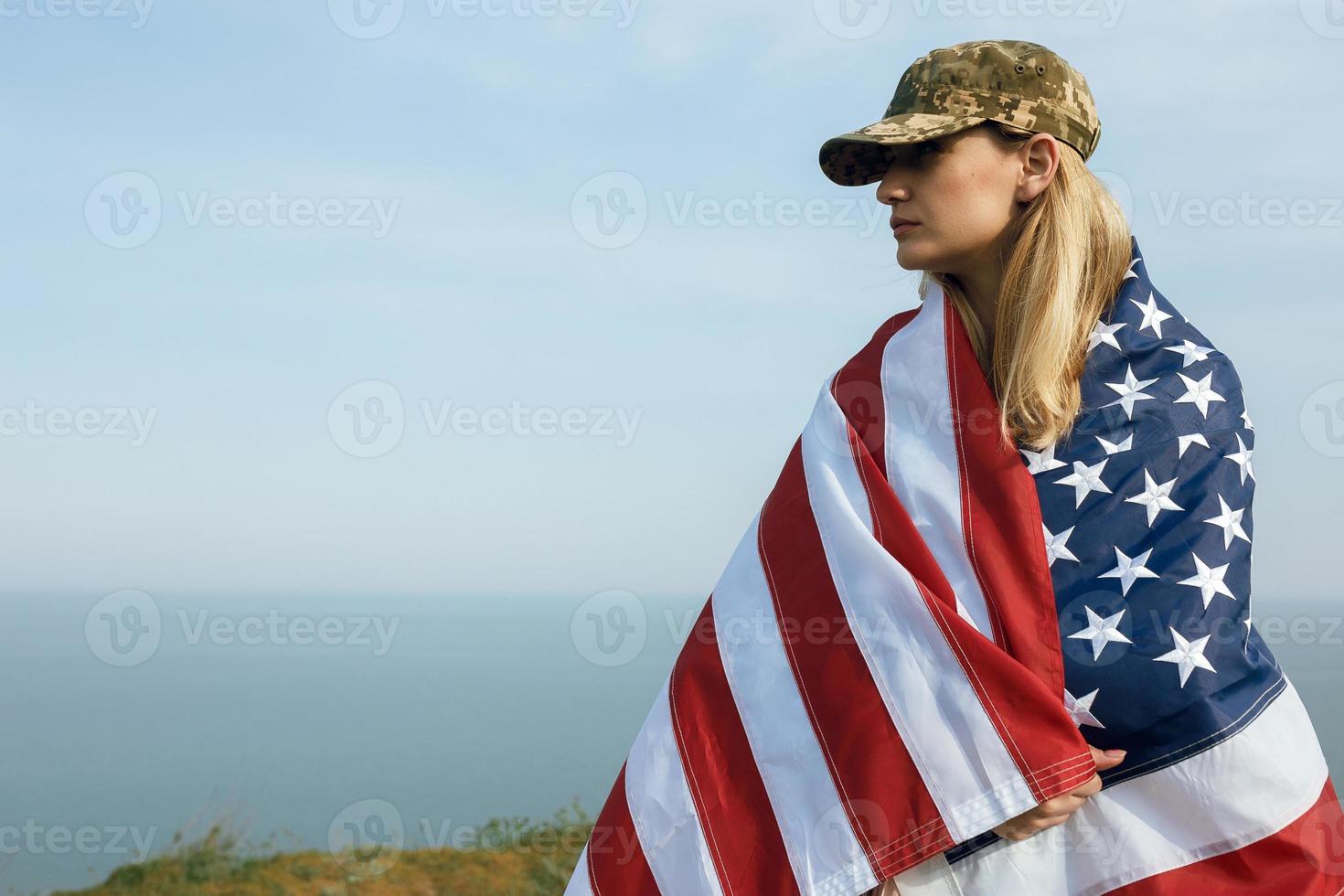 femme civile dans la casquette militaire de son mari photo