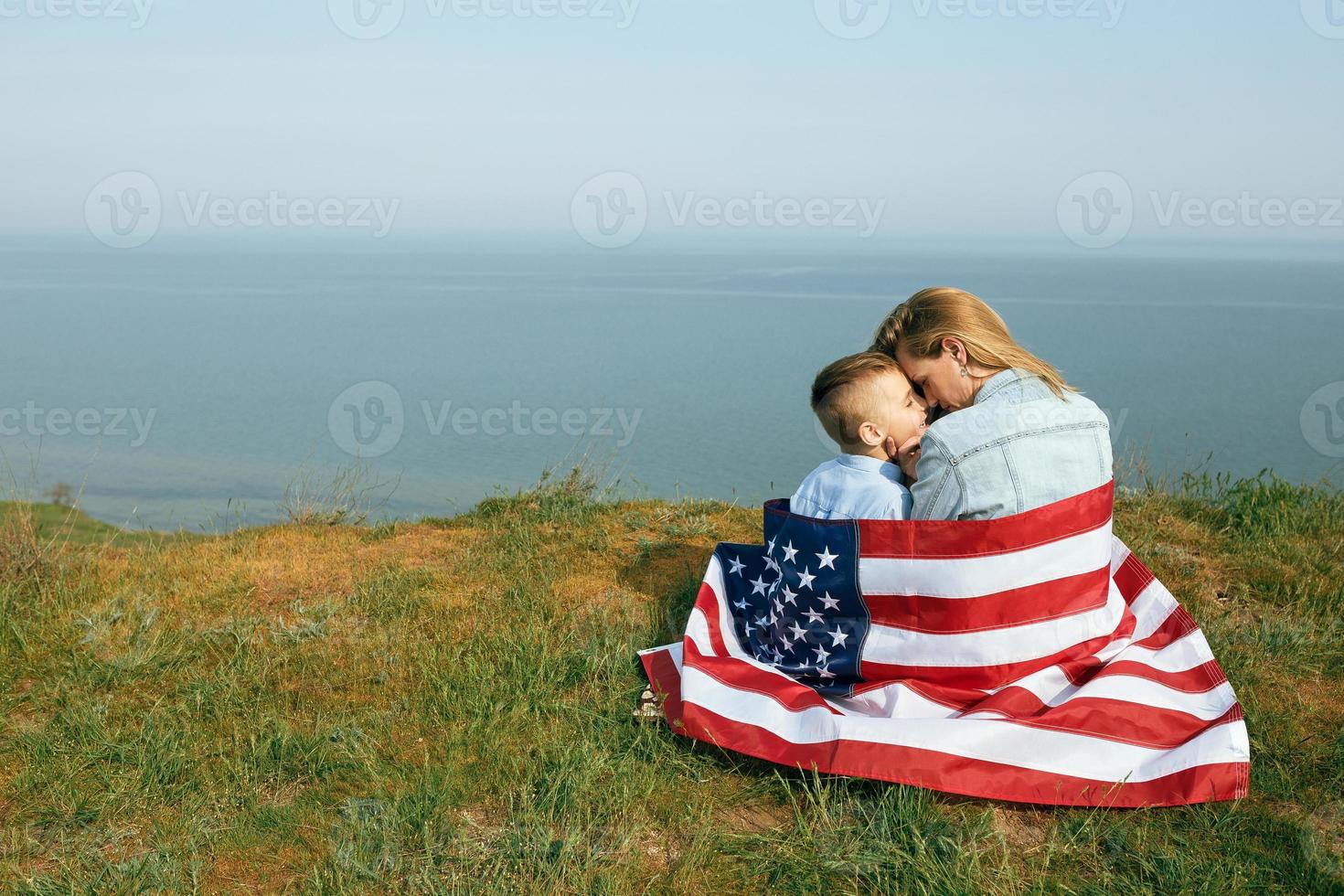 mère célibataire avec fils le jour de l'indépendance des états-unis photo