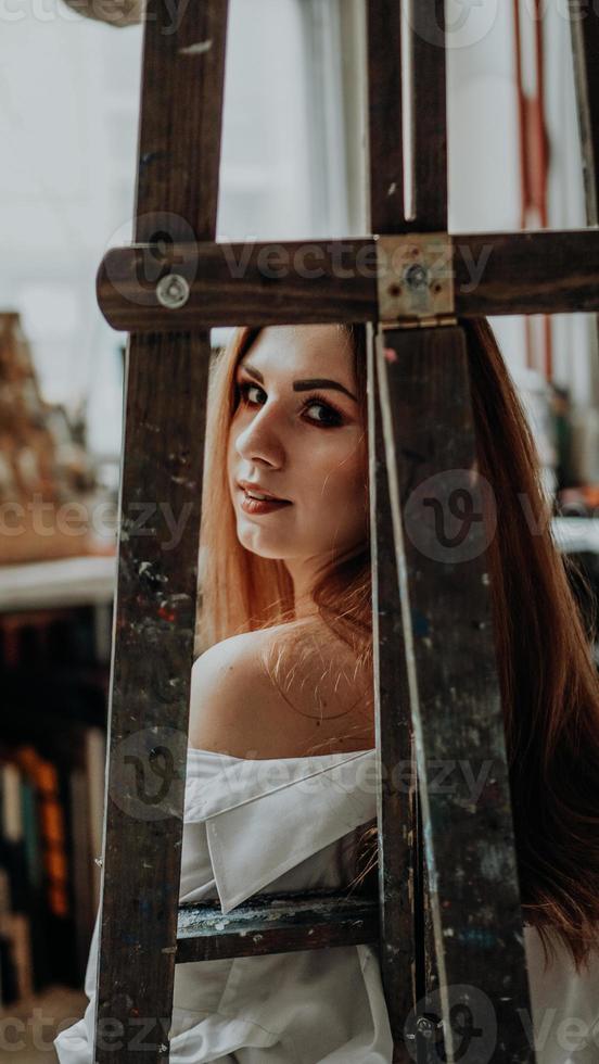 artiste féminine avec pinceau dans l'atelier d'art photo