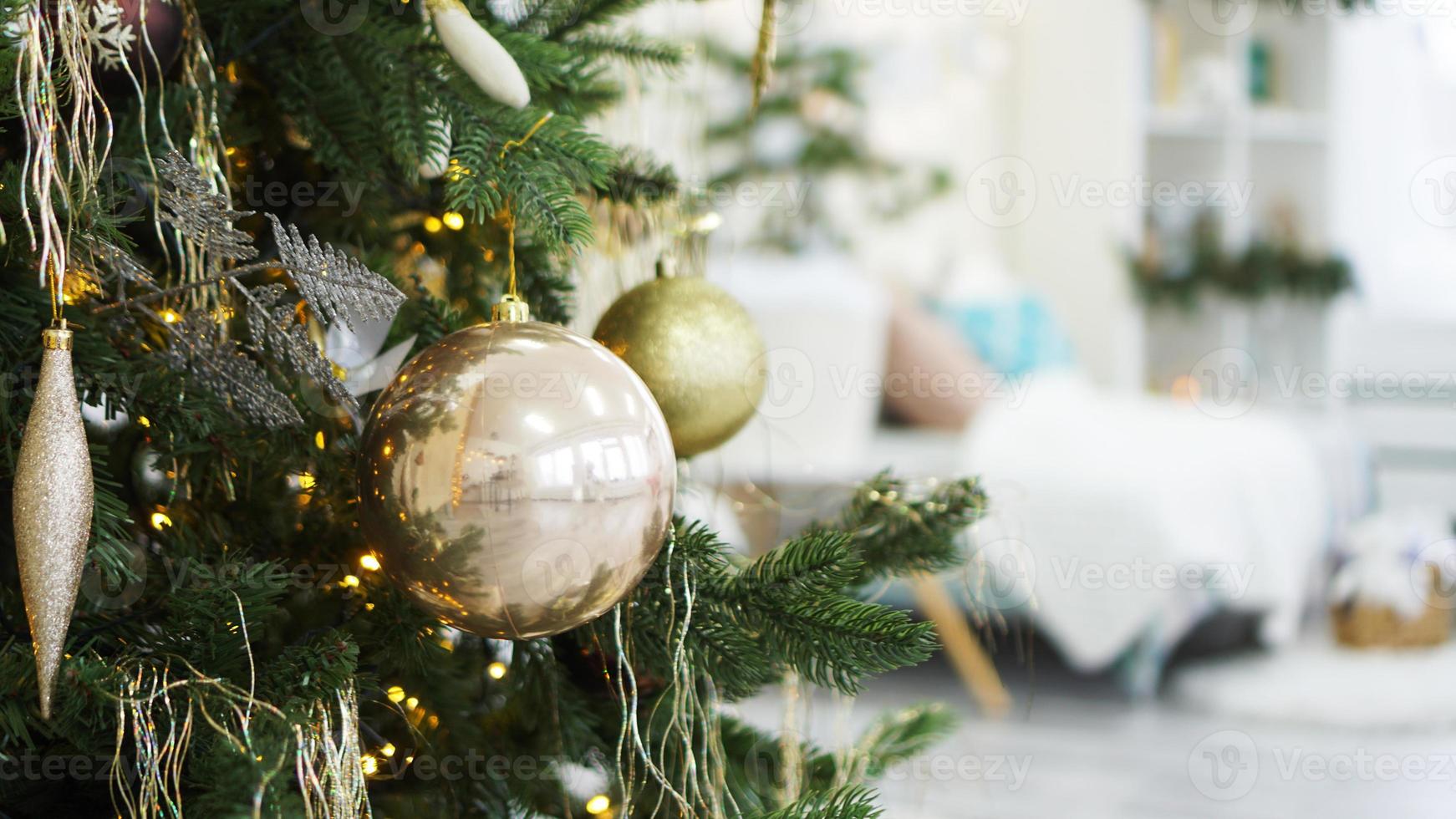 décorations de noël, arbre de noël, cadeaux, nouvel an en couleur or photo