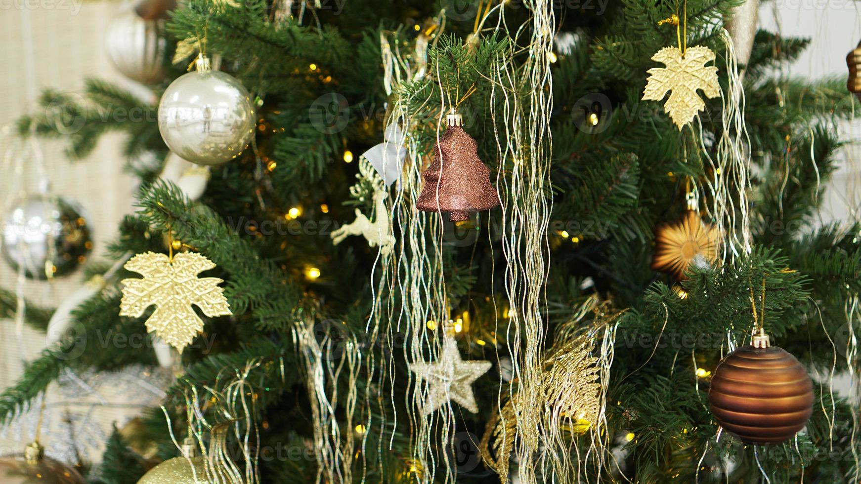 décorations de noël, arbre de noël, cadeaux, nouvel an en couleur or photo
