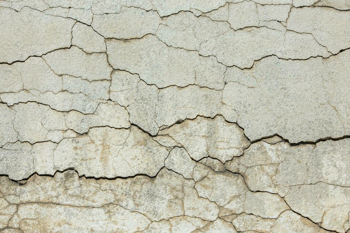 Profond horizontal des fissures sur vieux mur plâtre - plein cadre texture et Contexte photo