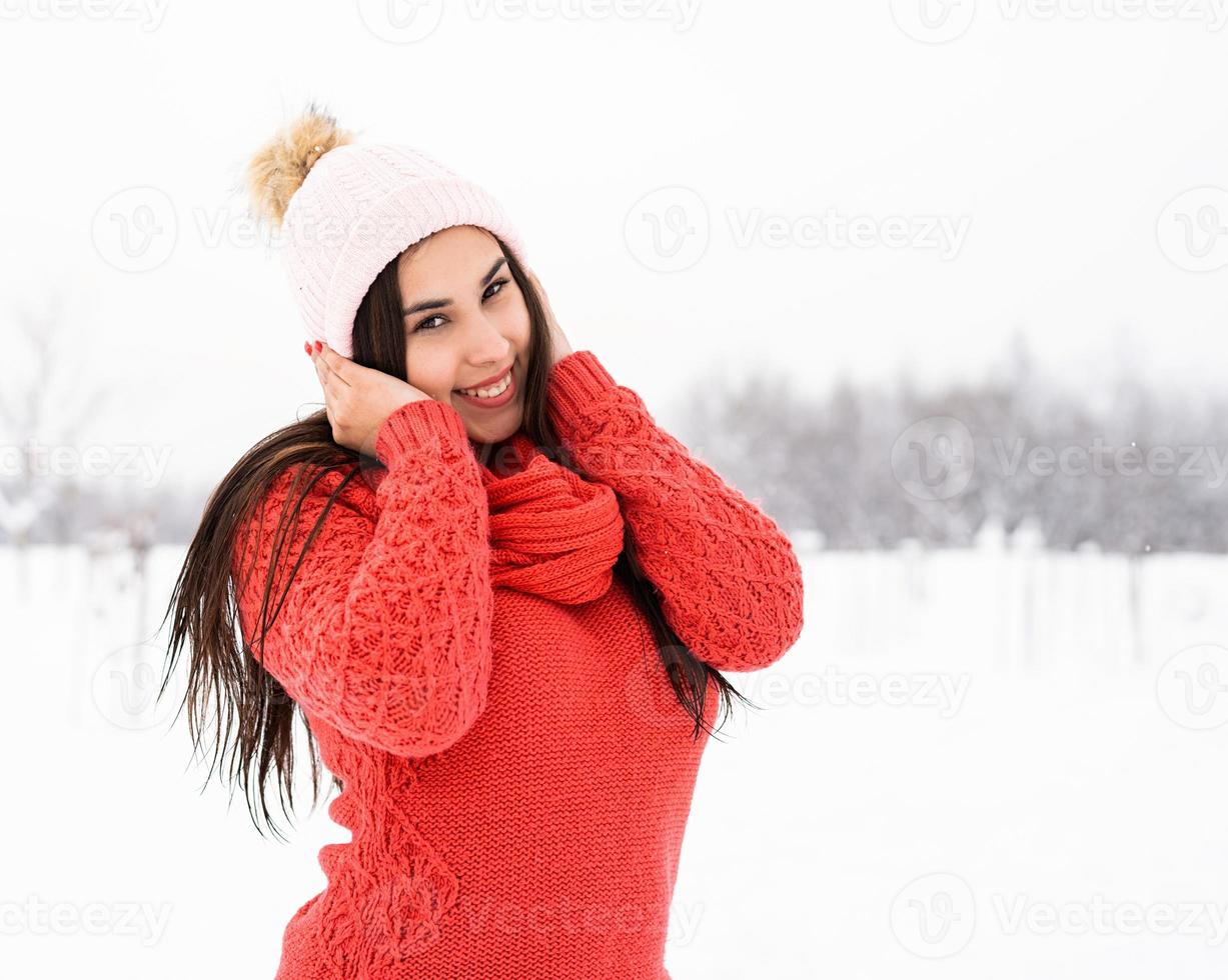 portrait d'une belle jeune femme souriante en hiver à l'extérieur photo