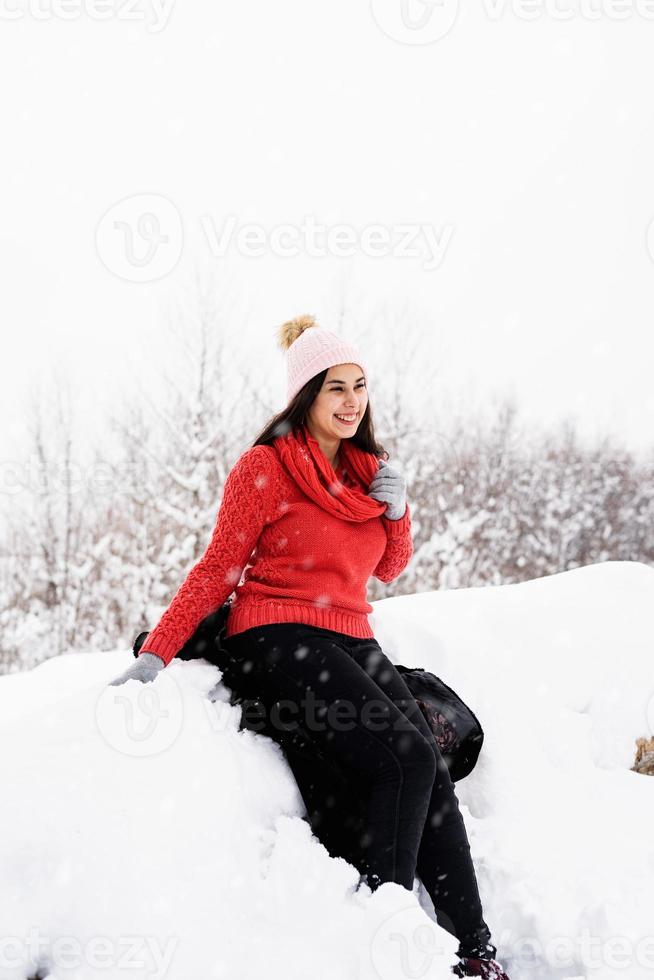 portrait d'une belle jeune femme souriante en hiver à l'extérieur photo