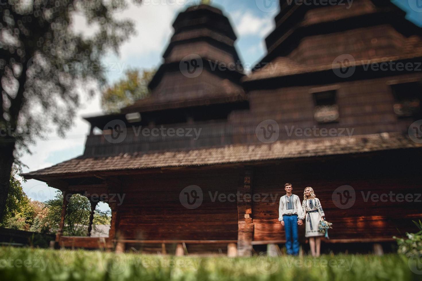 couple marié à l'extérieur d'une maison en bois photo