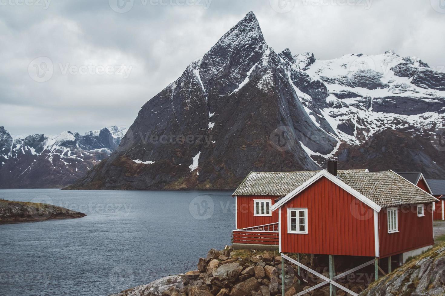 maisons de pêcheurs rouges au bord de la mer et des montagnes photo