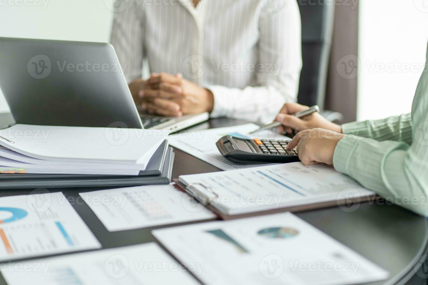 affaires gens réunion conception des idées professionnel investisseur travail Nouveau début en haut projet. homme d'affaire et femme d'affaires travail ensemble réunion concept photo