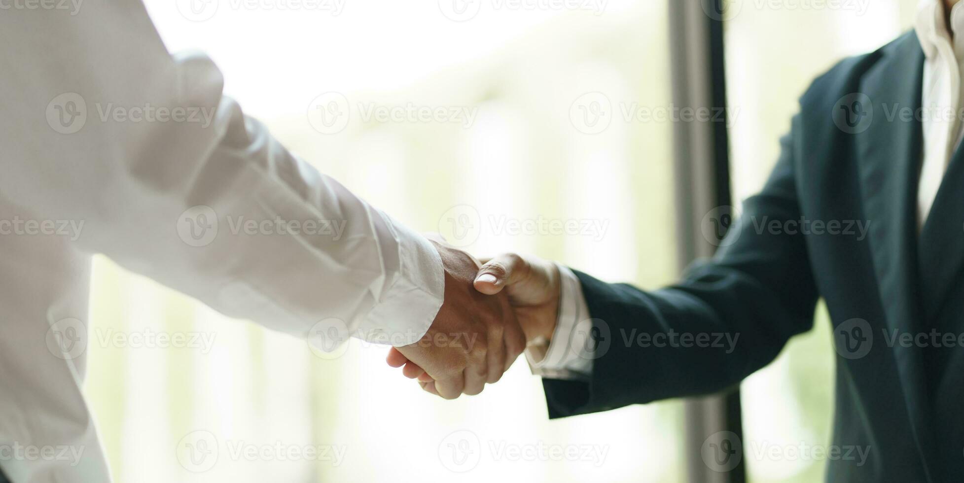 homme d'affaire tremblement mains réussi fabrication une accord. mans poignée de main. affaires Partenariat réunion concept photo