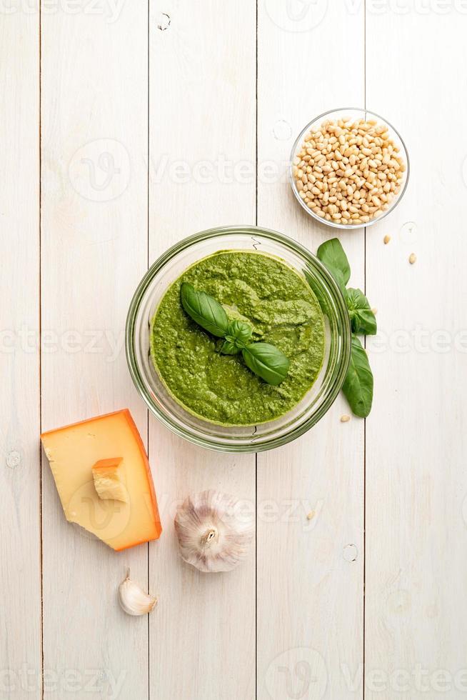 préparer la sauce pesto italienne photo