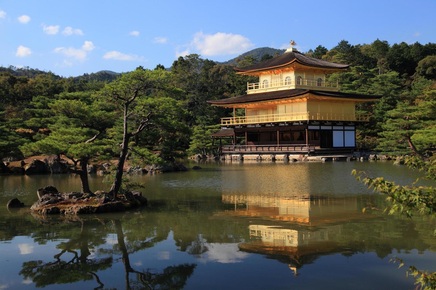 temple kinkakuji - pavillon d'or à kyoto au japon photo