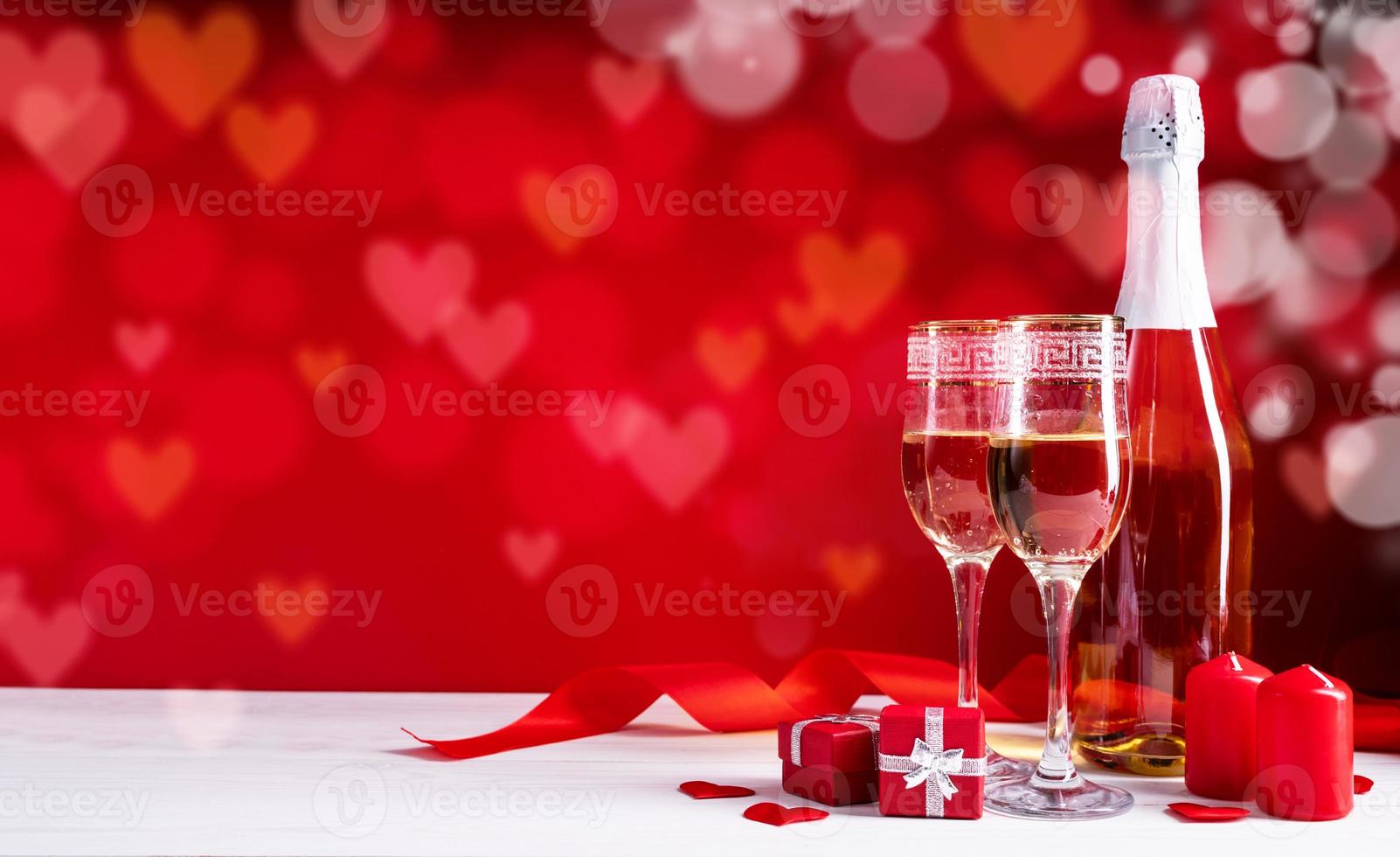 deux verres de flûte à champagne sur beau fond flou photo