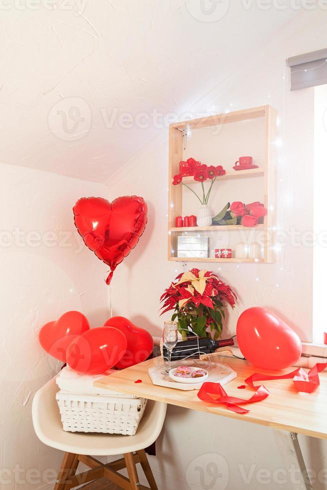 intérieur romantique blanc de la saint-valentin avec des coeurs roses photo