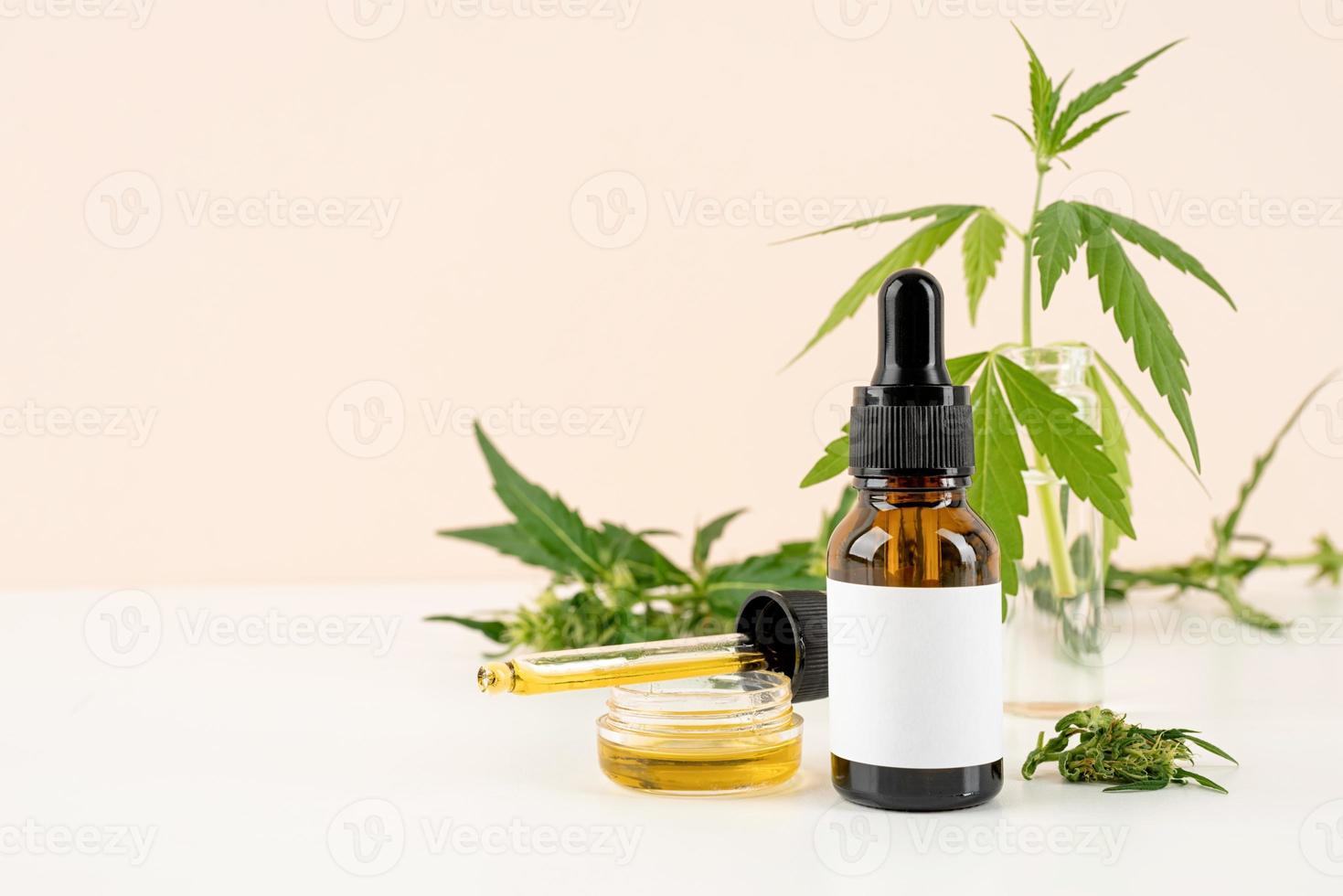 l'huile de CBD et le cannabis laisse la vue de face des cosmétiques sur fond orange photo