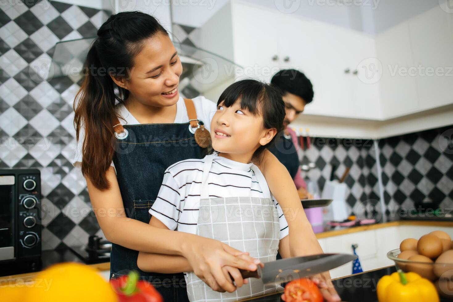 une famille heureuse aide à cuisiner des repas ensemble dans la cuisine à la maison. photo