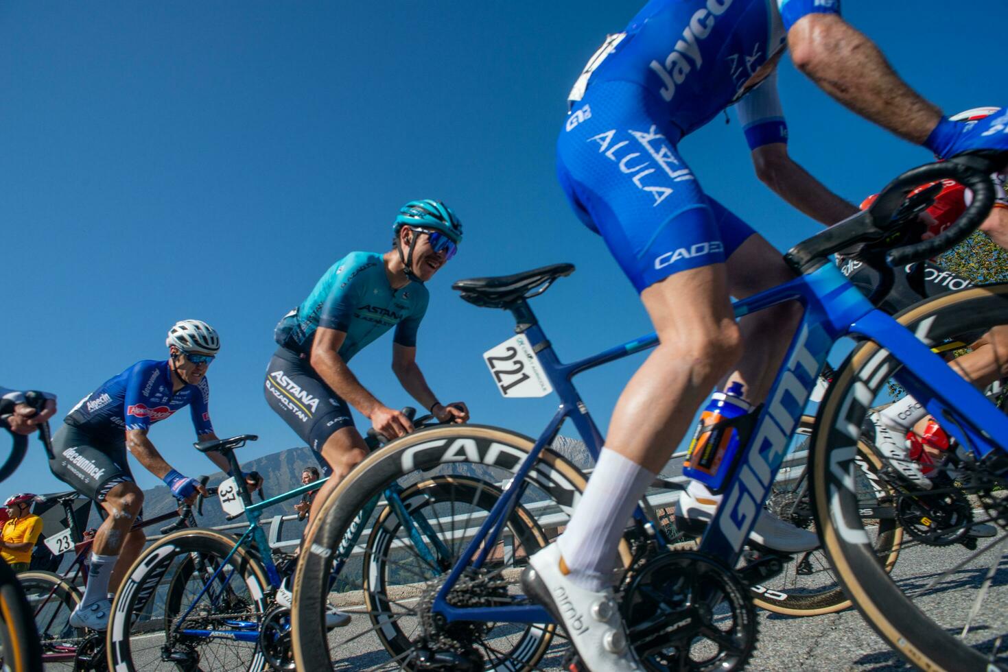 Bergame Italie 2023 giro di Lombardie cyclistes escalade le montée de le zambla colline photo