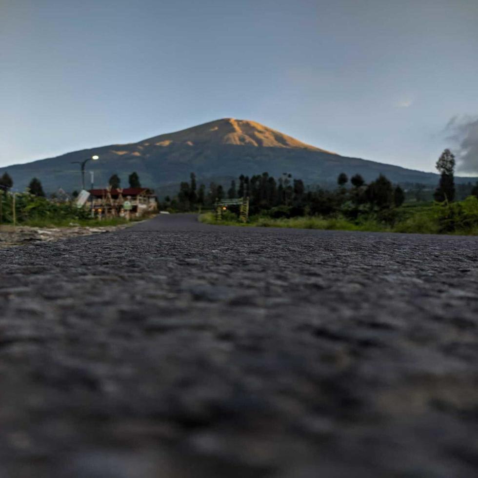 vue sur la montagne au coucher du soleil photo