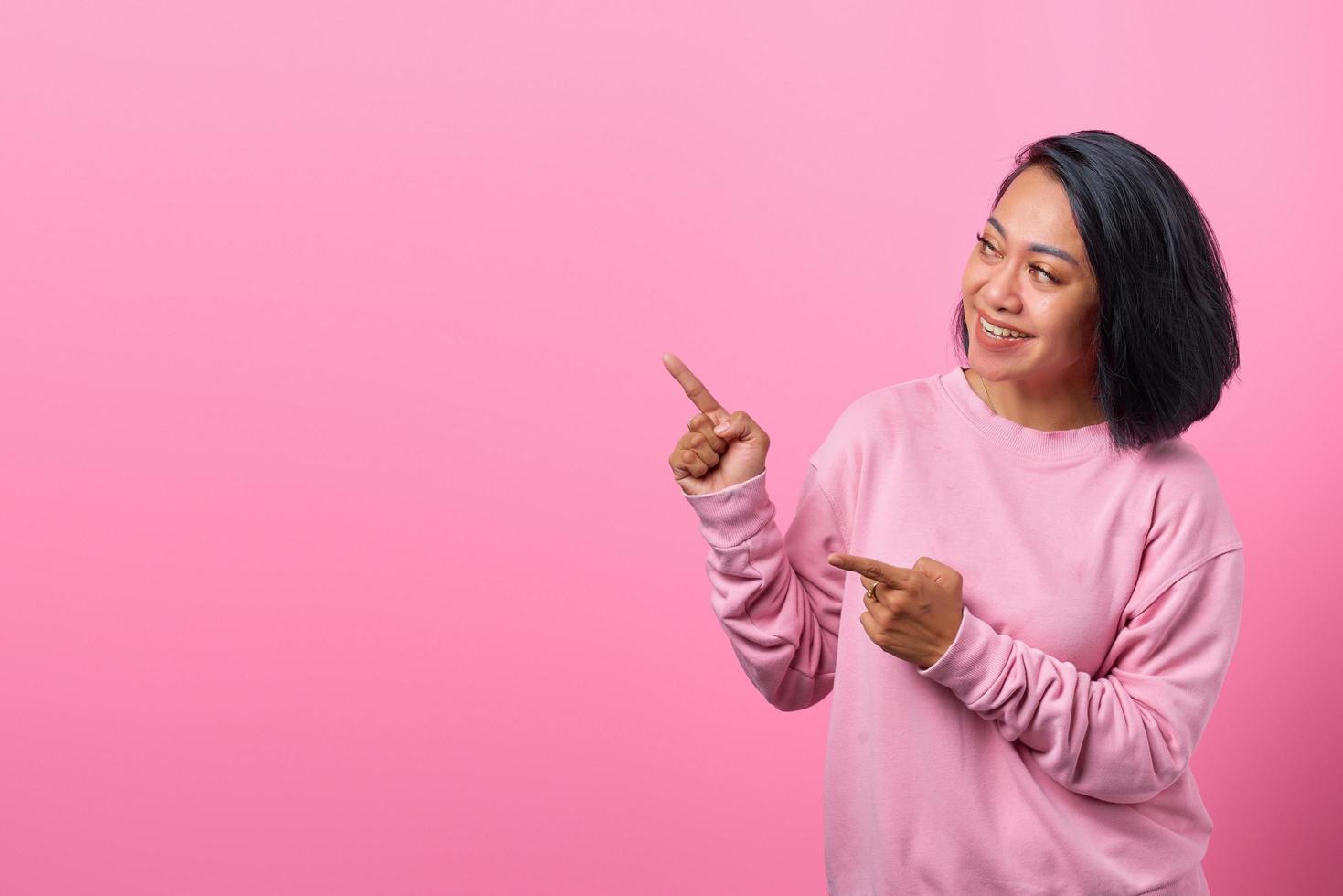 portrait de femme surprise pointant sur un espace vide photo