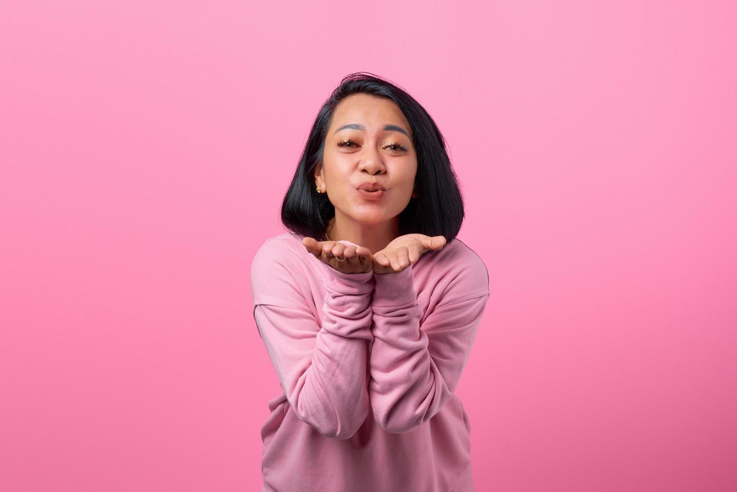 belle femme asiatique donnant un baiser aérien. concept de la Saint-Valentin. photo