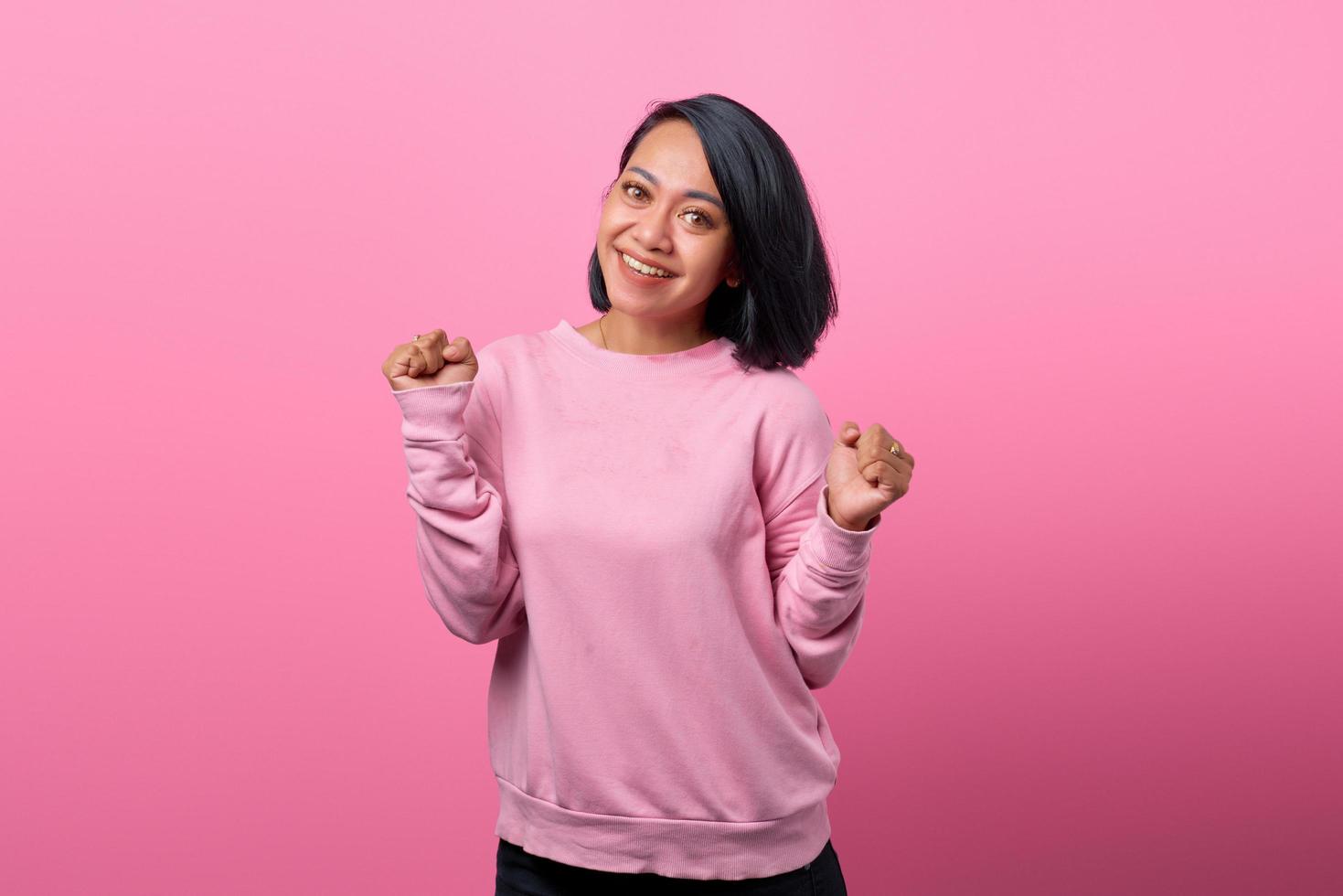 jeune femme asiatique étonnée par l'expression du succès avec impatience photo