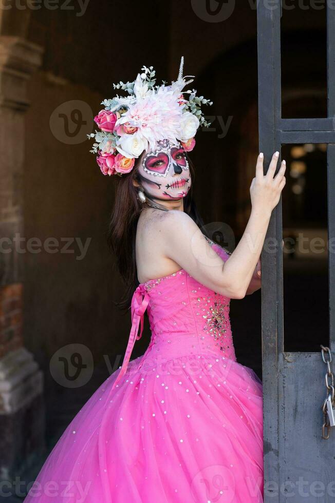 portrait de une fille avec sucre crâne maquillage plus de noir Contexte. calavera catrine. dia de los morts. journée de le mort. Halloween. photo