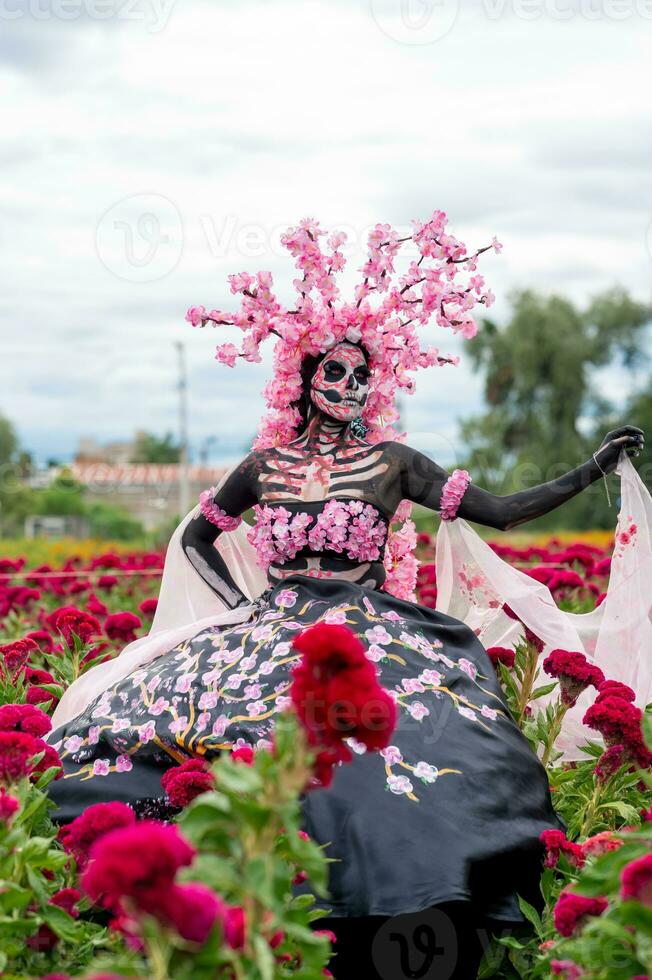 glorieux élégance dans le cœur de cholule cempasuchil des champs une fascinant journée de le mort séance photo, avec une étourdissant femme transformé dans une catrine, payant à le tradition de mourir de muertos photo