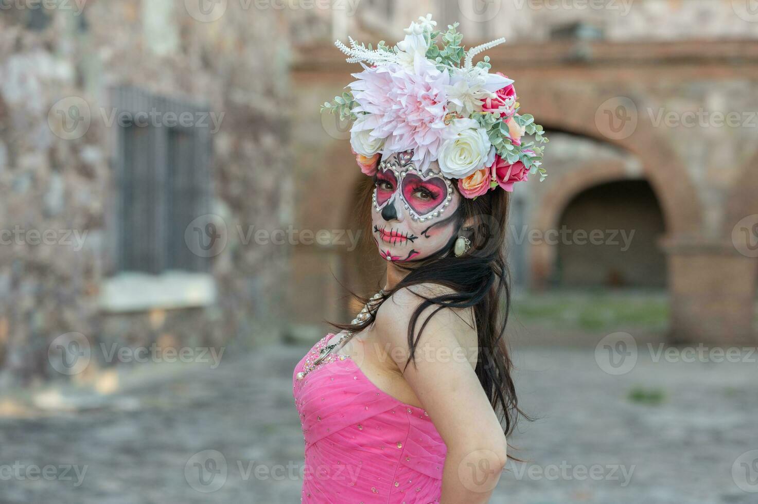 portrait de une fille avec sucre crâne maquillage plus de noir Contexte. calavera catrine. dia de los morts. journée de le mort. Halloween. photo