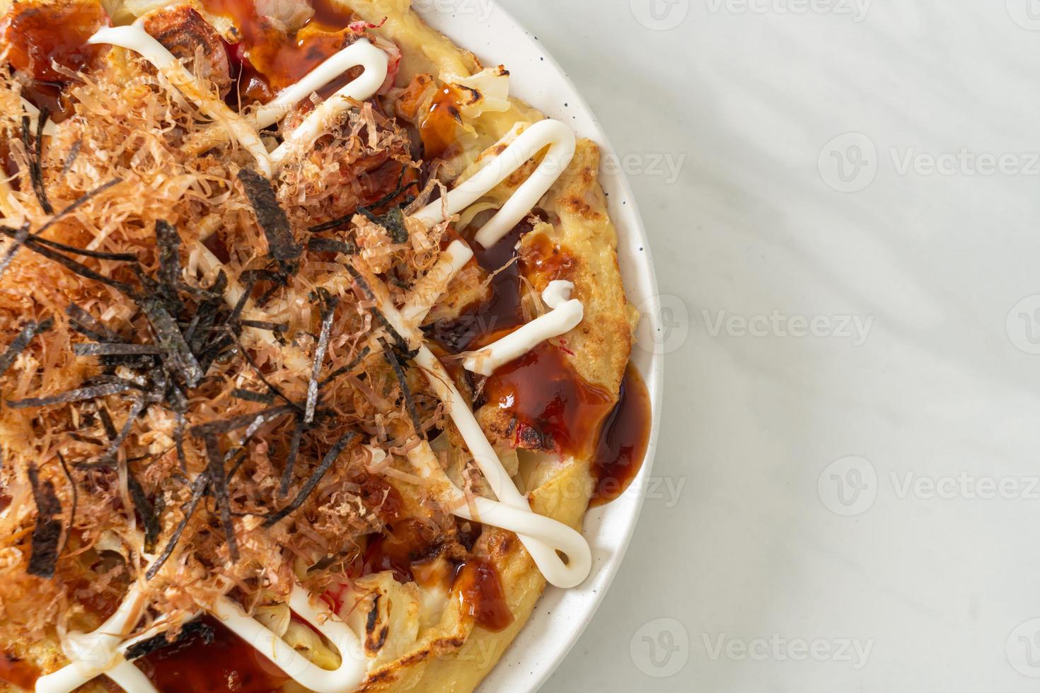 pizza traditionnelle japonaise appelée okonomiyaki photo