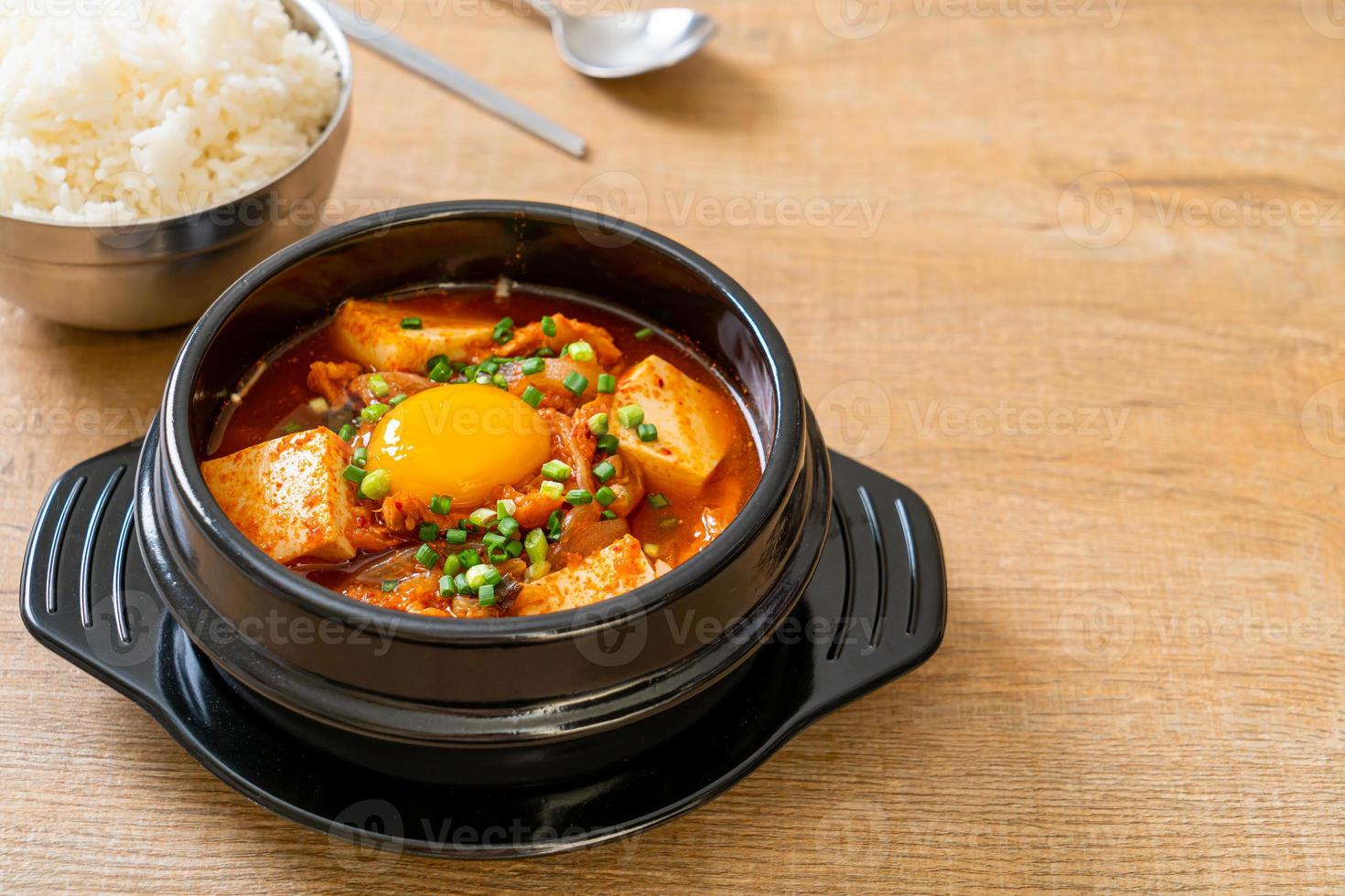 soupe de kimchi avec tofu et oeuf ou ragoût de kimchi coréen photo