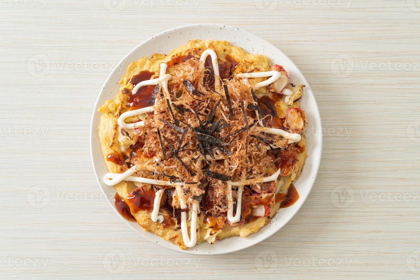 pizza traditionnelle japonaise appelée okonomiyaki photo