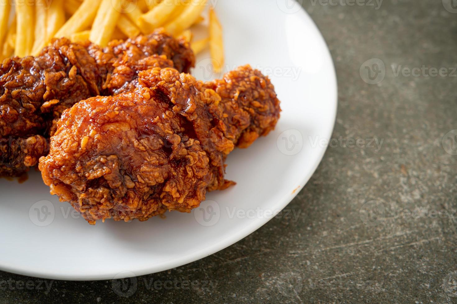 poulet frit coréen épicé avec frites photo