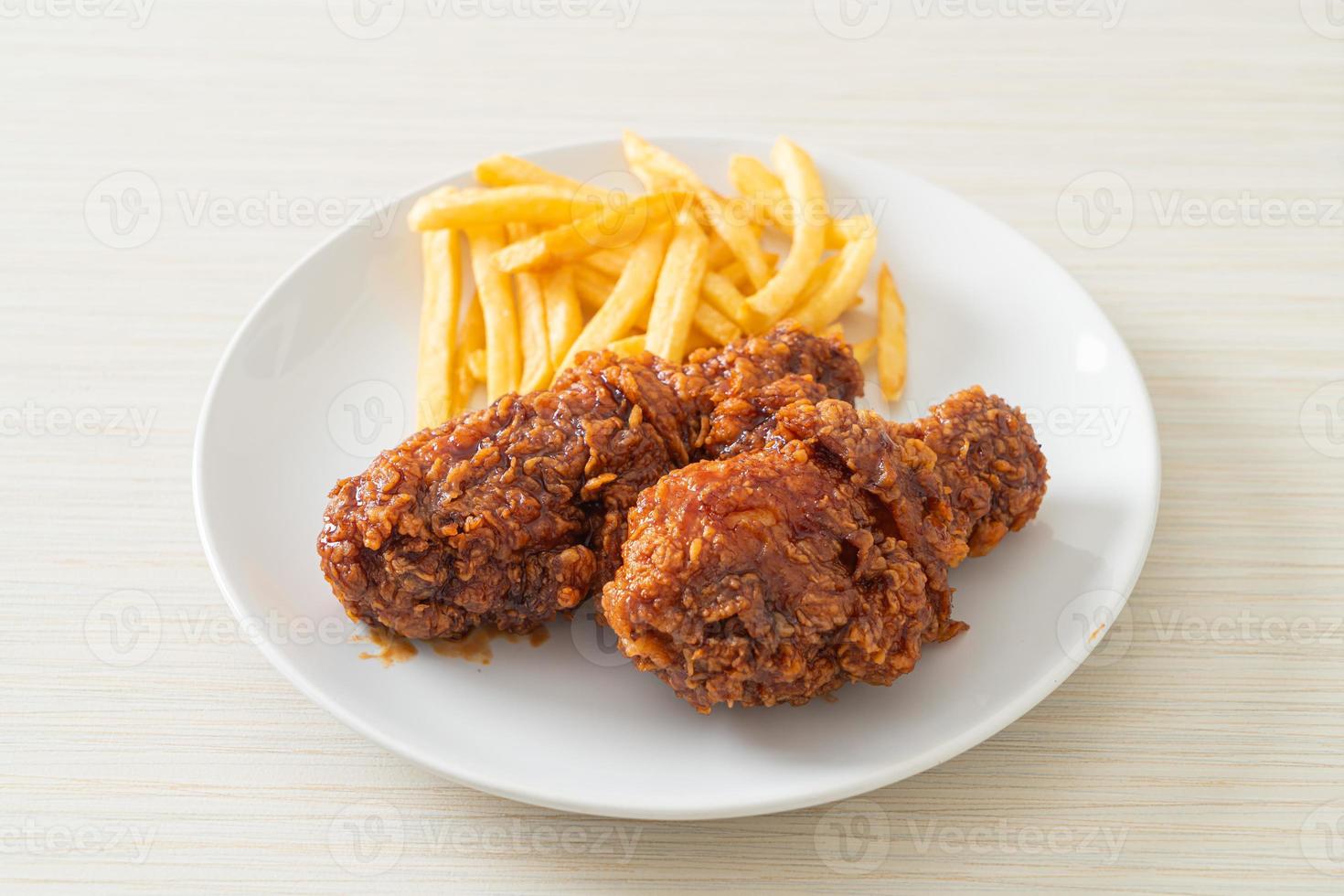 poulet frit coréen épicé avec frites photo