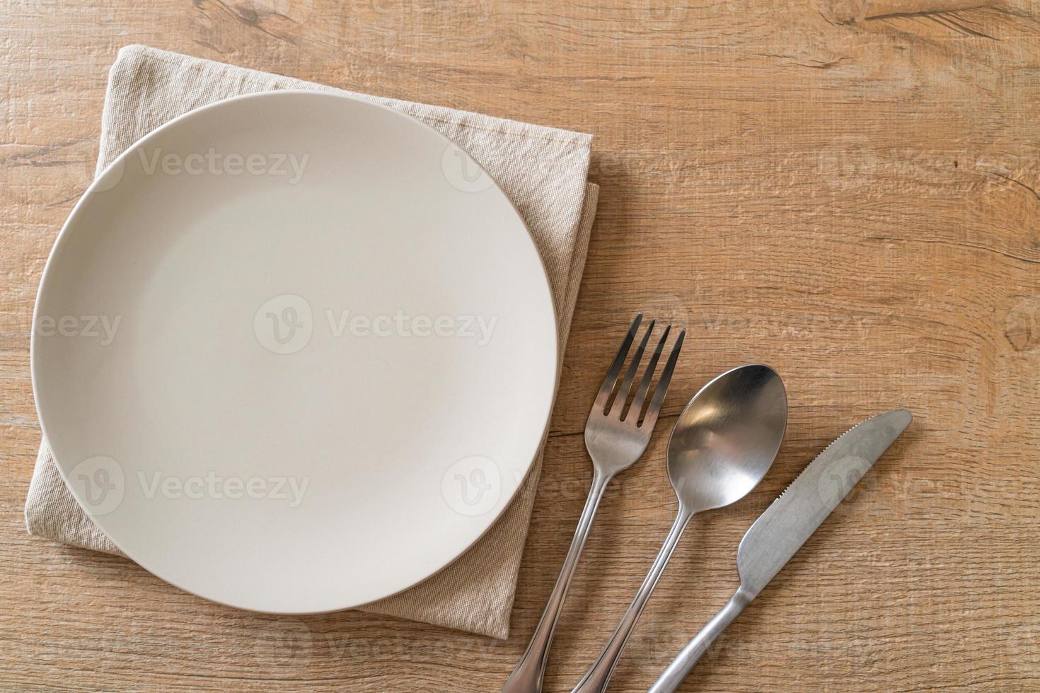 assiette ou plat vide avec couteau, fourchette et cuillère photo