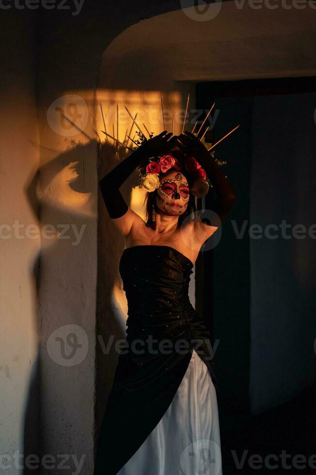 portrait de une fille avec sucre crâne maquillage plus de noir Contexte. calavera catrine. dia de los morts. journée de le mort. Halloween. photo