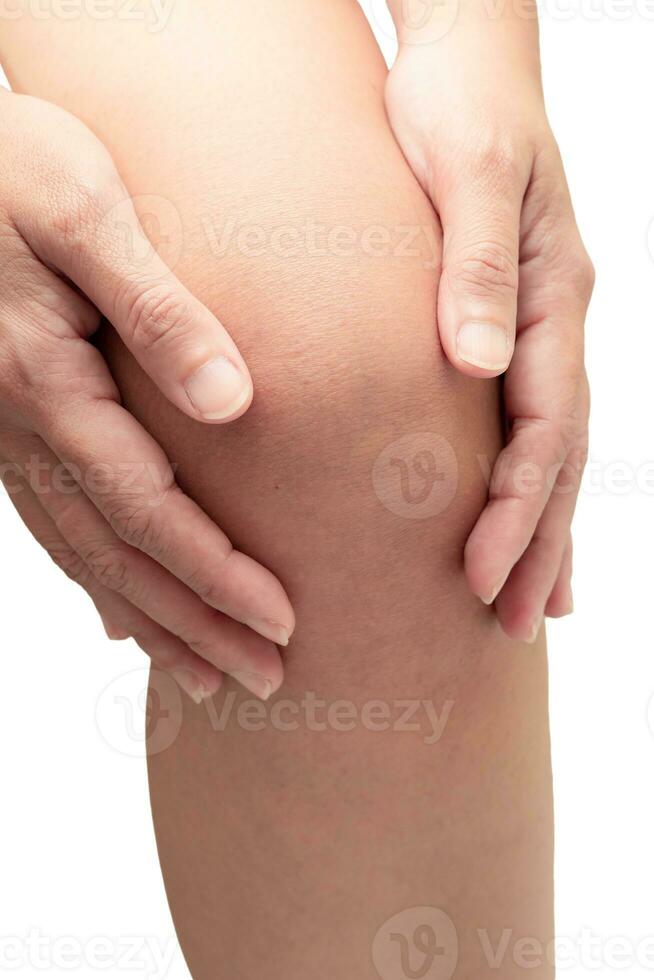 femme émouvant sa le genou à douleur indiquer, isolé sur blanc Contexte. mixte douleur, arthrite et tendon problèmes. médical concept. orthopédique problèmes. photo