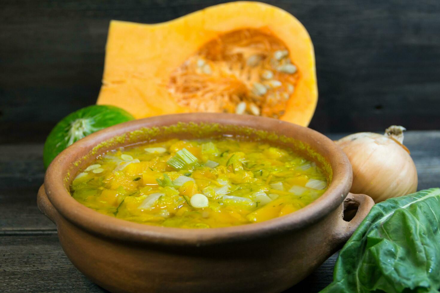 casserole avec chaud légume soupe et râpé fromage sur rustique bois photo