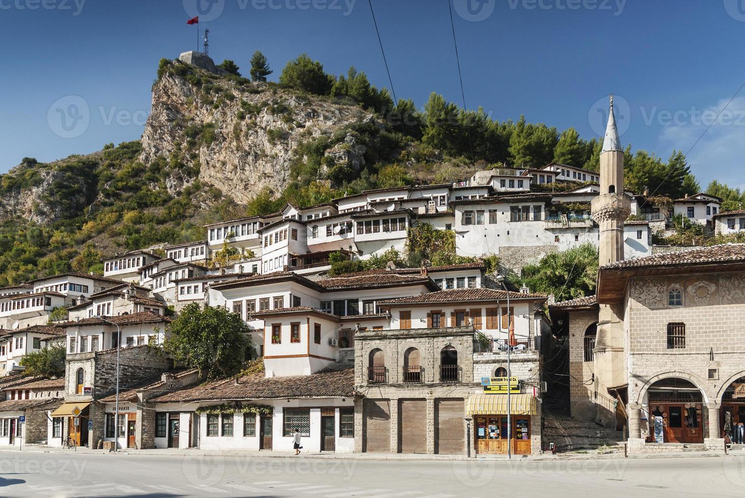 maisons balkaniques traditionnelles dans la vieille ville historique de berat albanie photo