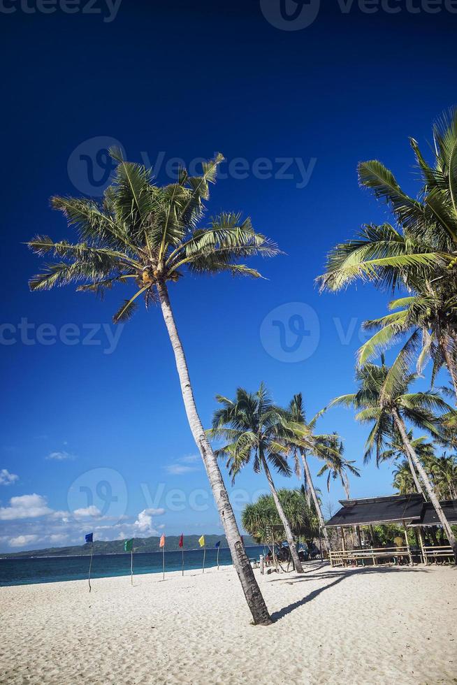 plage de puka dans le paradis tropical de l'île de boracay aux philippines photo