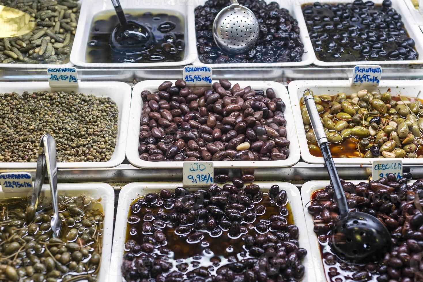 snacks tapas aux olives mixtes dans les plateaux d'affichage du marché de la boqueria à barcelone espagne photo