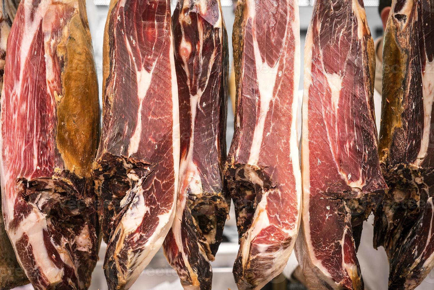 Jamon serrano jambon traditionnel espagnol au marché de la boqueria à barcelone espagne photo